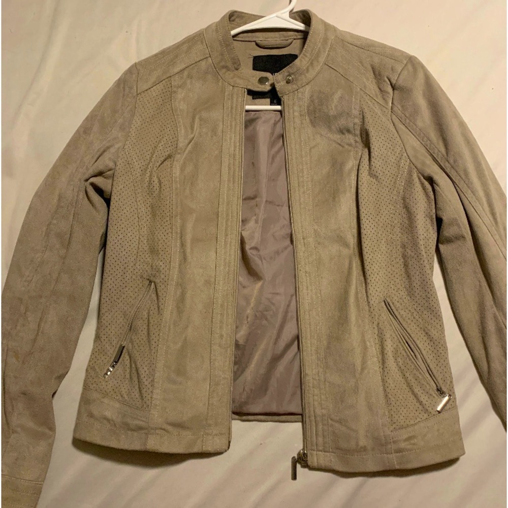 It is a size small and it fits perfectly.